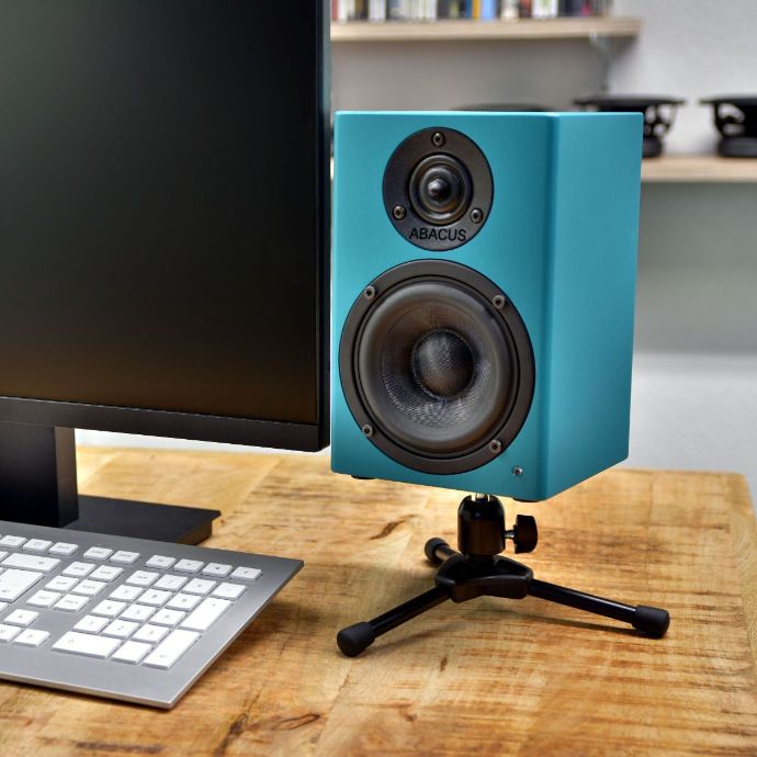 ABACUS C-Box 3 neben Bildschirm